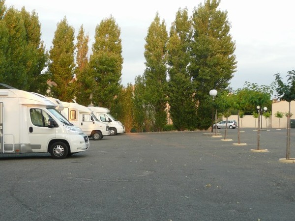 AIRE DE SERVICES POUR CAMPING-CARS