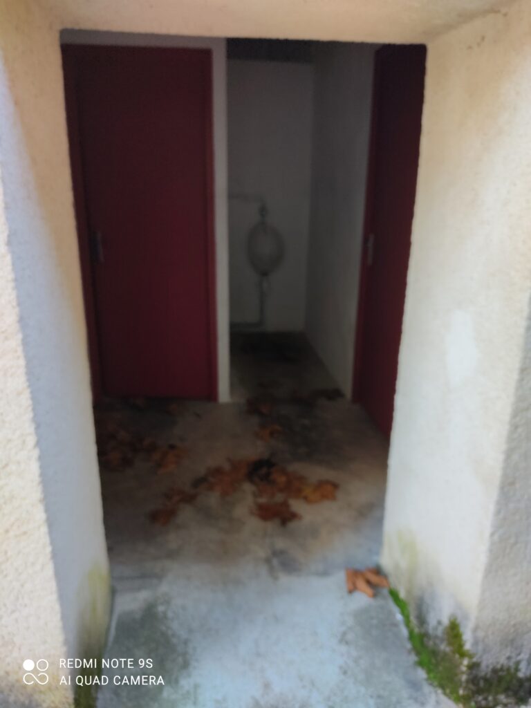 Toilettes proche de l'église